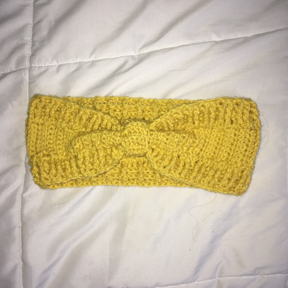 Warm winter head band to cover ears and head